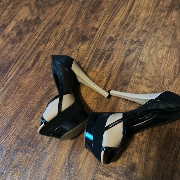 Jessica Simpson High heel shoes. - Picture 2 of 3